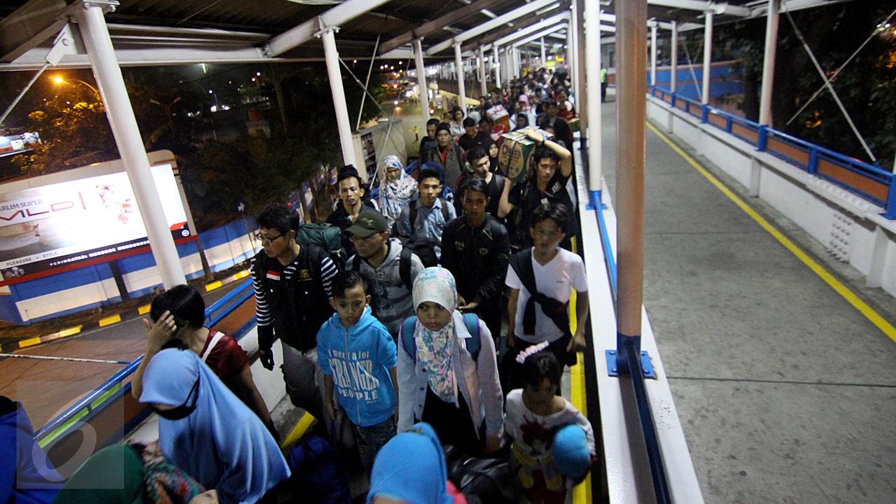 120150715-Puncak Mudik, Ribuan Penumpang Mulai Menyemut di Pelabuhan Merak-Banten 5