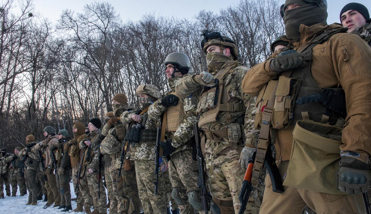 Prajurit Ukraina memberi isyarat selama sesi pelatihan di luar Kharkiv, Ukraina, pada Jumat (11/3/2022). Invasi Rusia ke Ukraina sudah memasuki hari ke-16 pada hari Jumat ini. (AP Photo/Andrew Marienko)