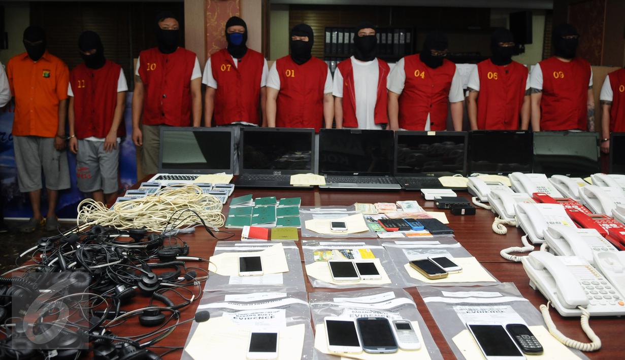Sejumlah tersangka berikut barang bukti pengungkapan penipuan online menggunakan VOIP diperlihatkan saat rilis di Mapolda Metro Jaya, Jakarta, Senin (1/2/2016). Polisi menahan 9 WNA serta 1 WNI dalam kasus ini. (Liputan6.com/Helmi Fithriansyah)
