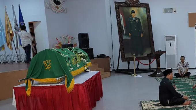 [Bintang] Suasana Duka Ayah Anjasmara