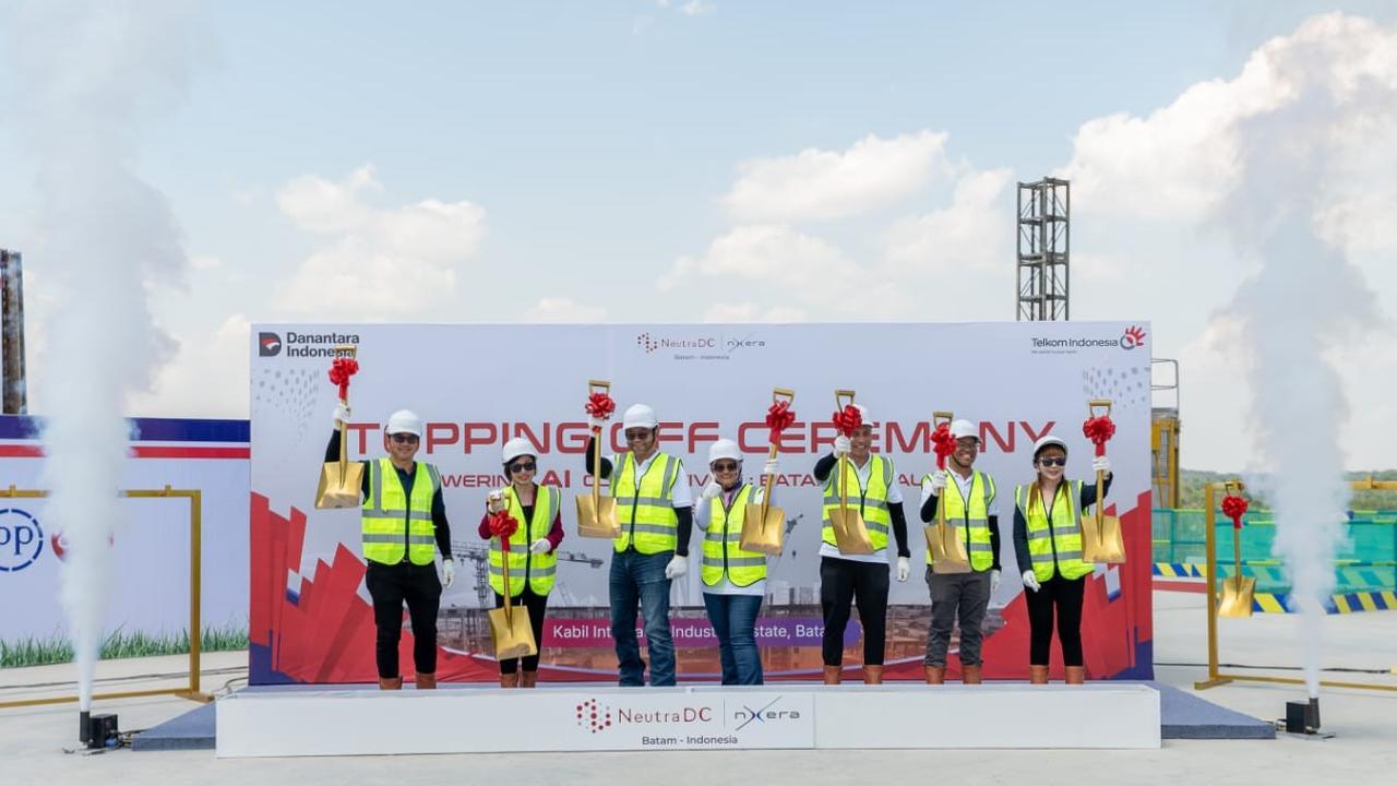 Simbolisasi Topping Off di atap gedung campus data center (BTM-1) NeutraDC Nxera Batam, pada Kamis, (30/10).