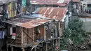 Suasana permukiman kumuh bantaran kali ciliwung di kawasan Manggarai, Jakarta, Sabtu (9/1). Kementerian Pekerjaan Umum dan Perumahan Rakyat (PUPR) tengah menggarap Program Kota Tanpa Kumuh (kotaku). (Liputan6.com/Faizal Fanani)