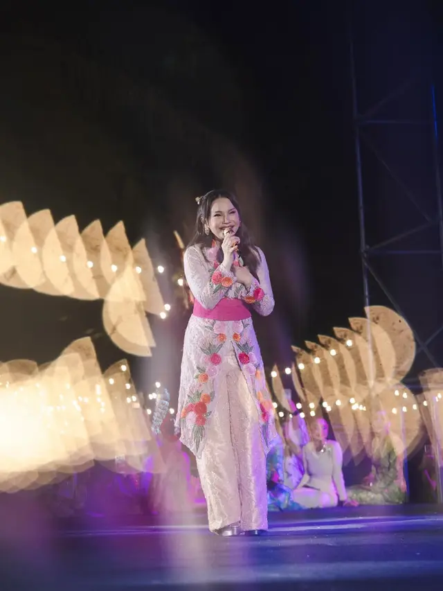 Pesona Awet Muda Rossa di Usia 47 Tahun, Tampil Anggun dengan Pinkish Makeup dan Kebaya Floral