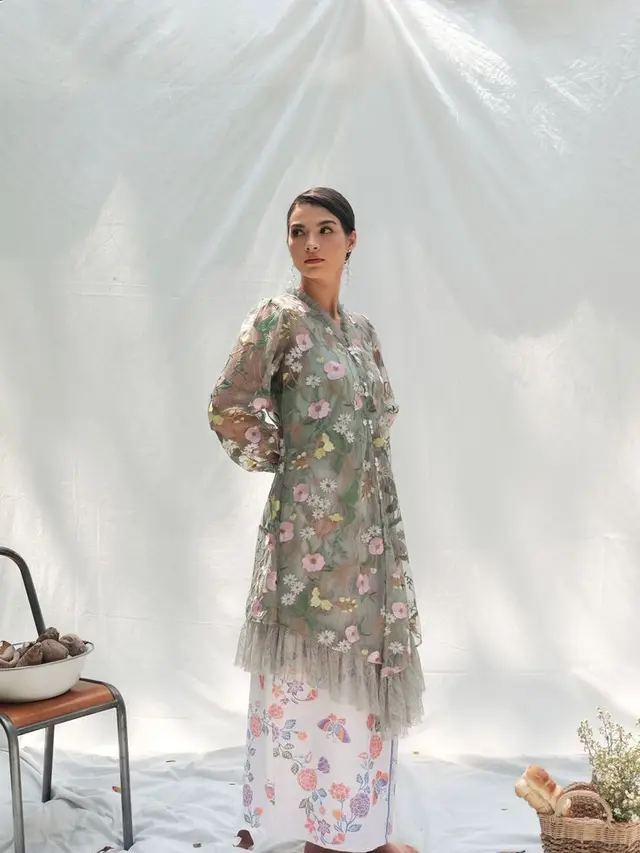 Baju Kurung dengan Desain Asimetris