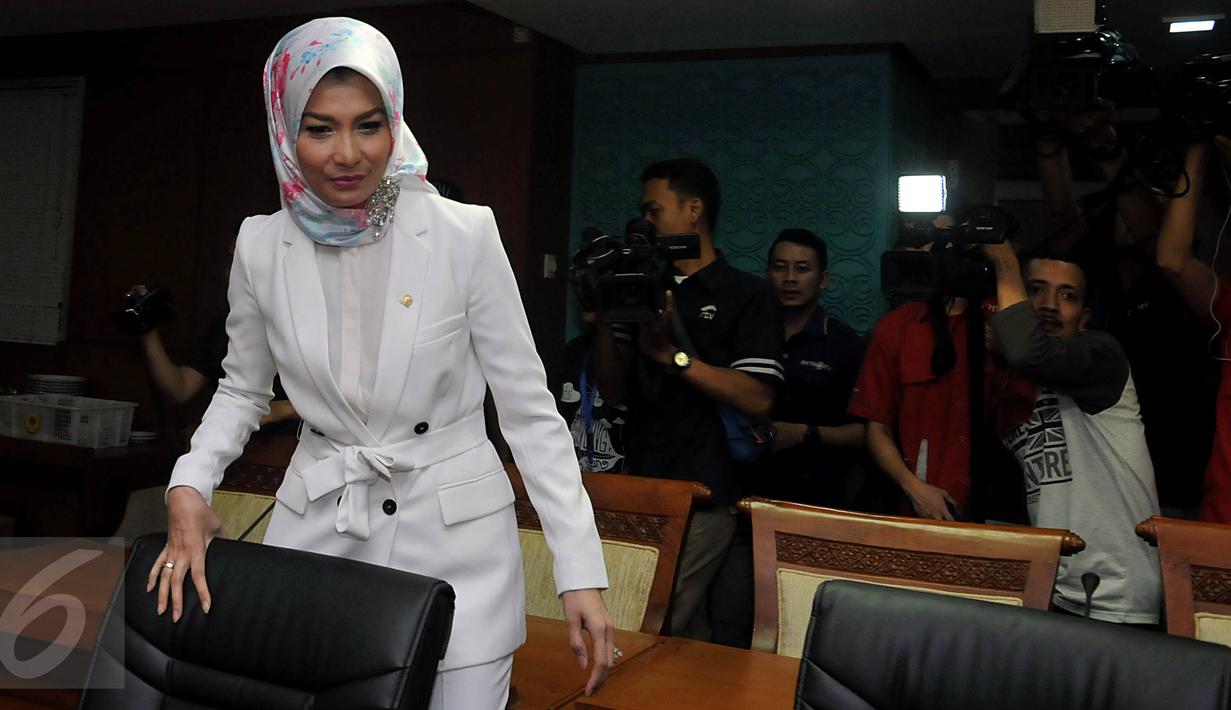 Aktris yang merupakan anggota DPR F-PKB Arzetti Bilbina bersiap menjalani sidang kode etik di Mahkamah Kehormatan Dewan, Jakarta, Selasa (24/11). Sidang ini terkait kasus penggerebekannya dengan Dandim Sidoarjo di hotel Malang. (Liputan6.com/Johan Tallo)