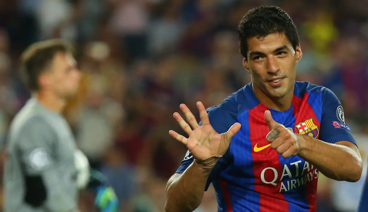 Penyerang Barcelona, Luis Suarez melakukan selebrasi usai mencetak gol kegawang Celtic pada Liga Chmapions Grup C di Stadion Camp Nou, Spanyol (14/9). Suarez mencetak dua gol dan membawa Barcelona menang 7-0. (REUTERS/Paul Hanna)
