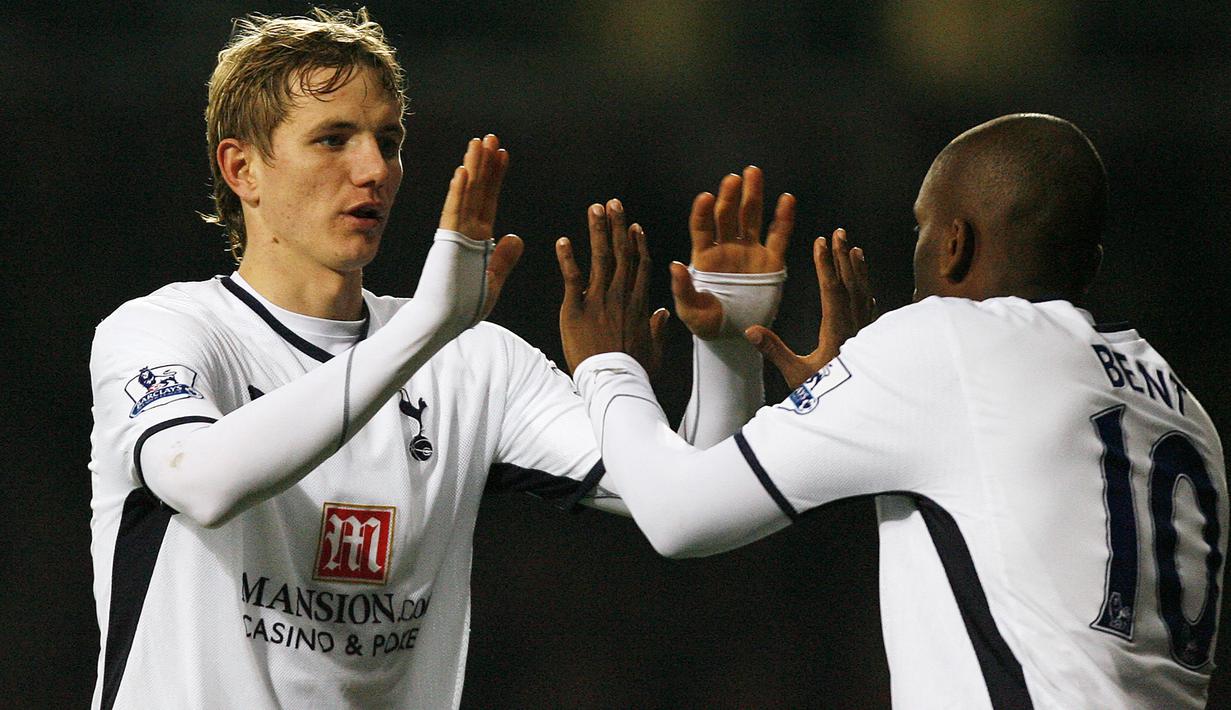 Roman Pavlyuchenko. Striker berusia 40 tahun yang kini memasuki musim ketiga bersama Znamya Noginsk, klub kasta ketiga Liga Rusia ini pernah 4 musim berseragam Tottenham Hotspur di Liga Inggris (2008/2009-2011/2012). Total tampil 78 laga dengan torehan 21 gol dan 8 assist. (AFP/Glyn Kirk)