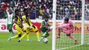 Pemain Nigeria Frank Onyeka menendang bola ke gawang Ghana pada pertandingan sepak bola leg kedua kualifikasi Piala Dunia 2022 di Abuja, Nigeria, 29 Maret 2022. Pertandingan berakhir imbang 1-1. (AP Photo/Sunday Alamba)
