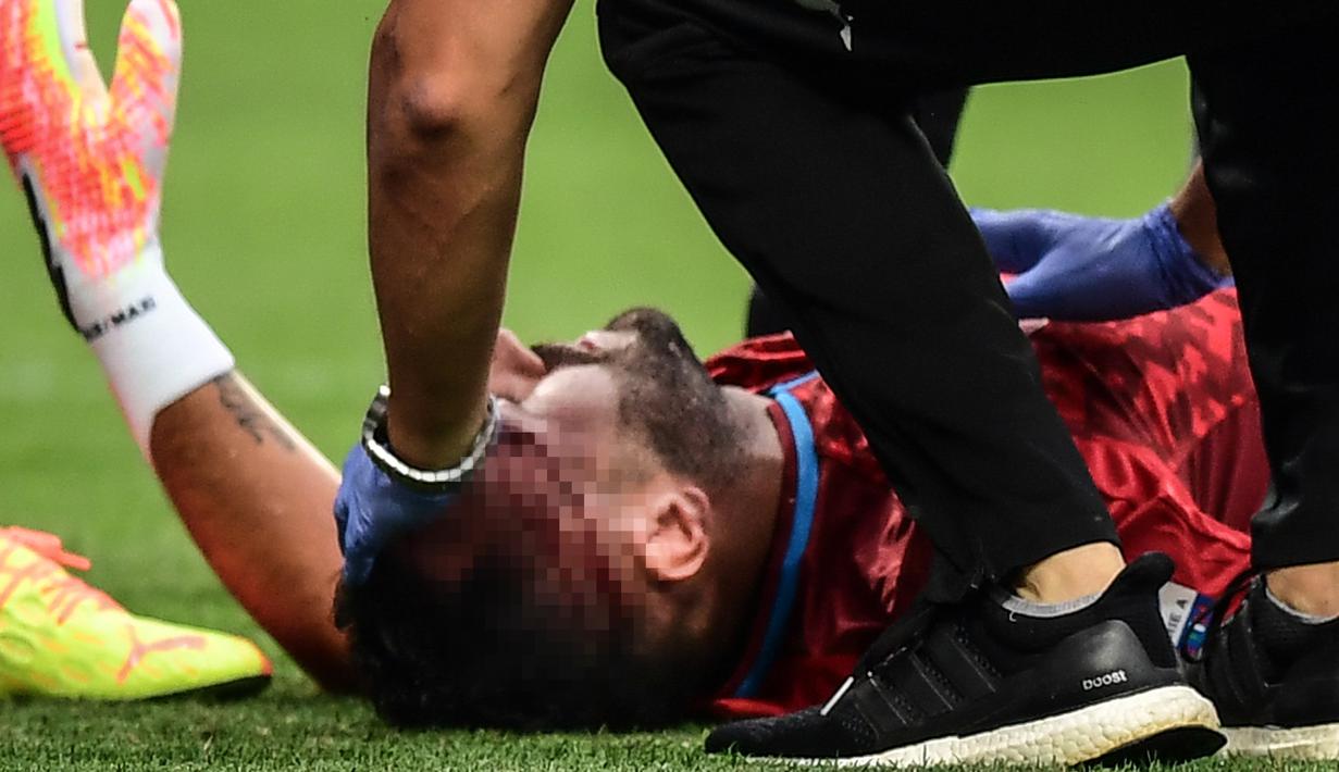 Kiper Napoli, David Ospina, saat mengalami cedera hingga harus ditandu keluar lapangan dalam laga Napoli kontra Atalanta pada Jumat (3/7/2020). Ospina yang coba menghalau bola berbenturan dengan Mario Rui dan Mattia Caldara dan mengalami cedera pendarahan di bagian kepala. (AFP/Miguel Medina)