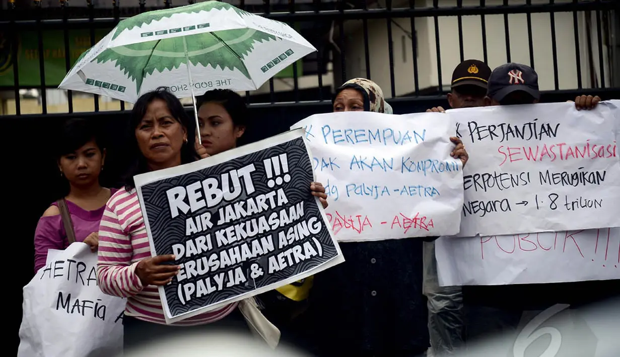 Massa dari Koalisi Masyarakarat Menolak Swastanisasi Air Jakarta mendesak Pemerintah DKI melakukan pemutusan kontrak sepihak dengan PT. Palyja dan PT. Aetra terkait swastanisasi air, Selasa (13/1/2015). (Liputan6.com/Faizal Fanani)