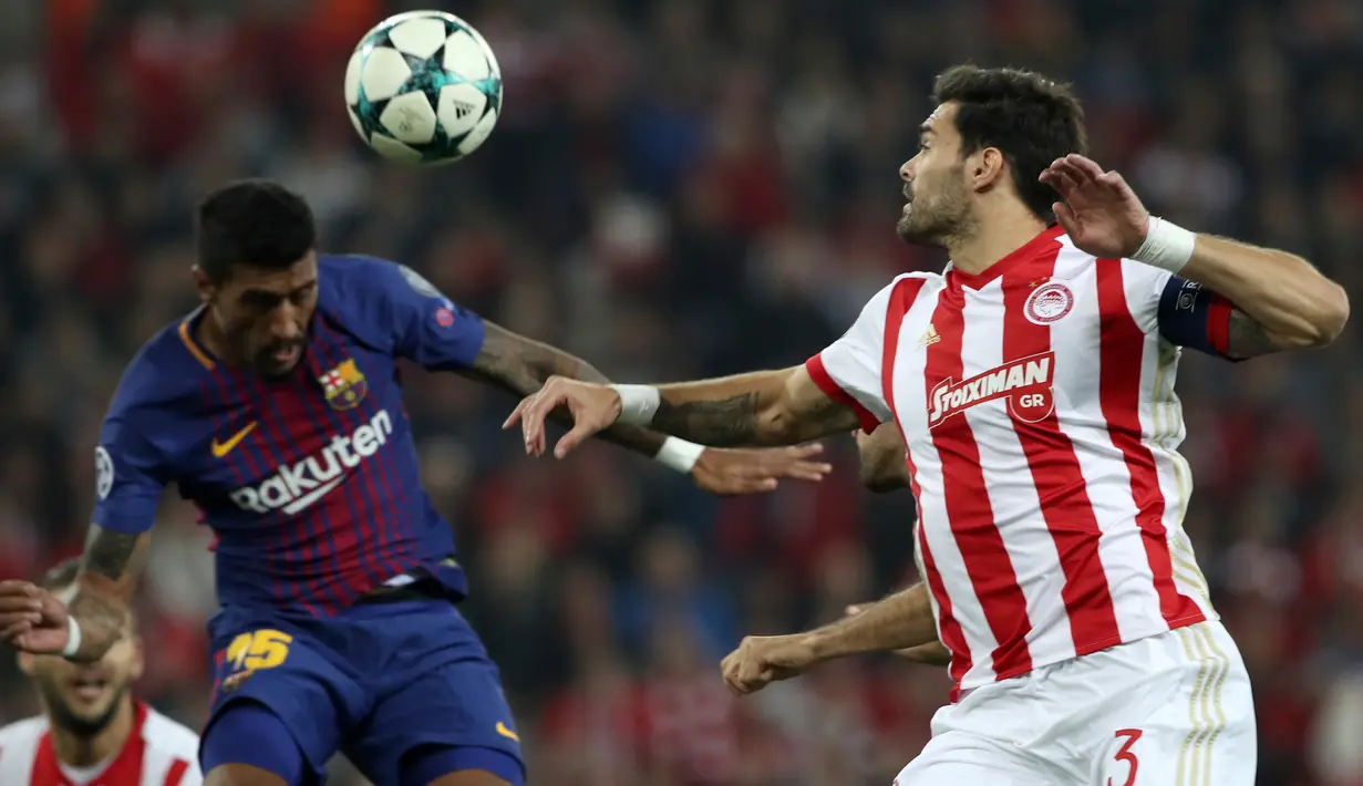 Pemain Barcelona, Paulinho berebut bola dengan pemain Olympiacos, Alberto Botiapada laga babak penyisihan Grup D Liga Champions di Georgios Karaiskáki, Rabu (1/11). Barcelona hanya mampu bermain imbang dengan skor 0-0. (AP/Thanassis Stavrakis)