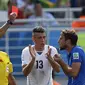 Satu kartu merah dikeluarkan wasit Marco Rodriguez (kiri) untuk gelandang Italia, Claudio Marchisio (kanan) di laga penutup penyisihan Piala Dunia Grup D di Stadion das Dunas, Natal, Brasil, (24/6/2014). (REUTERS/Toru Hanai)