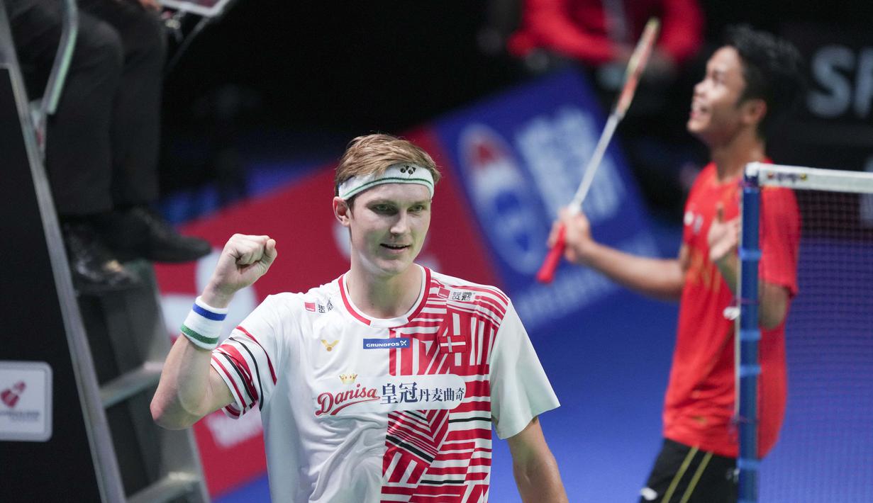 Selebrasi atlet bulutangkis tunggal putra Denmark, Viktor Axelsen (kiri) usai mengalahkan Anthony Ginting di semifinal Piala Thomas 2020 yang berlangsung di Denmark, Sabtu (16/10/2021). (AFP/Ritzau Scanpix/Claus Fisker)