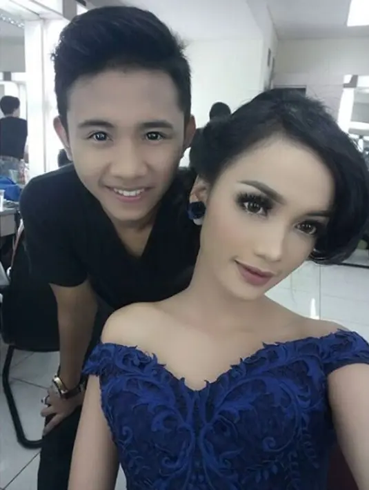 Anisa Farella alias Nisa D'Academy 3 (kanan) saat berpose dengan rekannya di D'Academy. Nama Nisa D'Academy 3 muncul setelah Saipul Jamil memberikan ciri-ciri fisik perempuan, yang diakuinya. (Instagram.com/ da3_nisa)