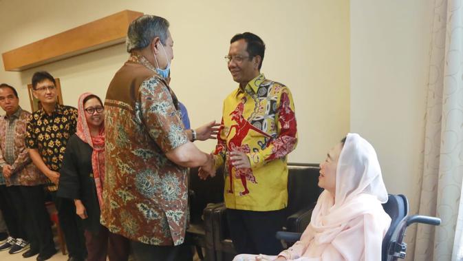 Istri Presiden Gus Dur, Sinta Nuriyah Jenguk Ani Yudhoyono di Singapura (Foto: Dok Kogasma)