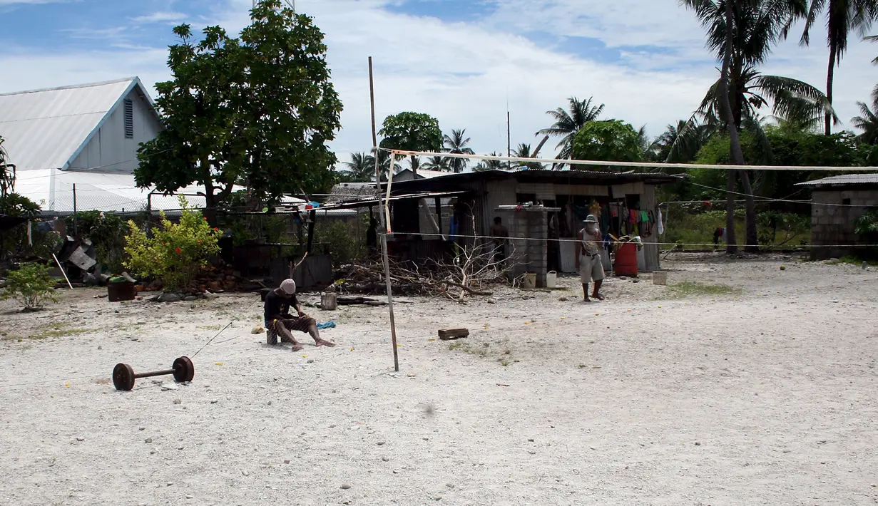 Seorang narapidana membuat jaring ikan di halaman penjara di pulau Kiritimati, Kepulauan Pasifik, (5/4). Sekitar 50 tahanan berada di penjara Kiritimati yang menjadi salah satu tempat tahanan terpencil di dunia. (REUTERS / Lincoln Feast)