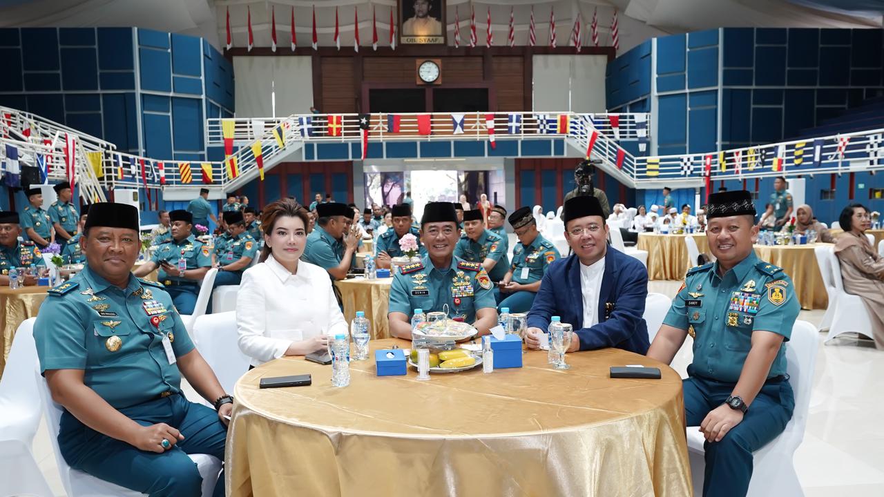 Panglima Komando Armada RI Laksamana Madya TNI Denih Hendrata memberikan plakat apresiasi.