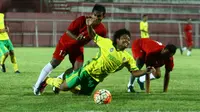 Striker Perseta Andik Zulianto dijatuhkan pemain Blitar United pada laga Liga Nusantara yang dimenangkan Blitar United 1-0 di Stadion Soeprijadi Blitar, Minggu (24.6.2016). (Bola.com/Robby Firly)