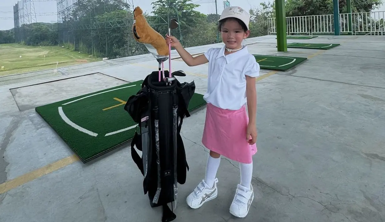 Seakan tak mau kalah dari sang mama, Claire juga tampil sporty dengan baju putih dan rok pink. Kaus kaki dan sepatunya juga berwarna putih, ditambah topi caddy yang senada. Claire tampak manis dengan senyumannya yang percaya diri. (Liputan6.com/IG/@shandyaulia)