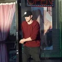 Ashton Kutcher (via dailymail.co.uk)