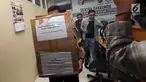 Petugas Bawaslu Jakarta Pusat membawa kardus berisi form C1 Pemilu yang diamankan di Gedung Bawaslu Jakarta Pusat, Senin (6/5/2019). Pihak Bawaslu mengatakan masih akan melakukan investigasi dan pemeriksaan terhadap temuan form C1 dari sejumlah daerah itu. (Liputan6.com/Helmi Fithriansyah)