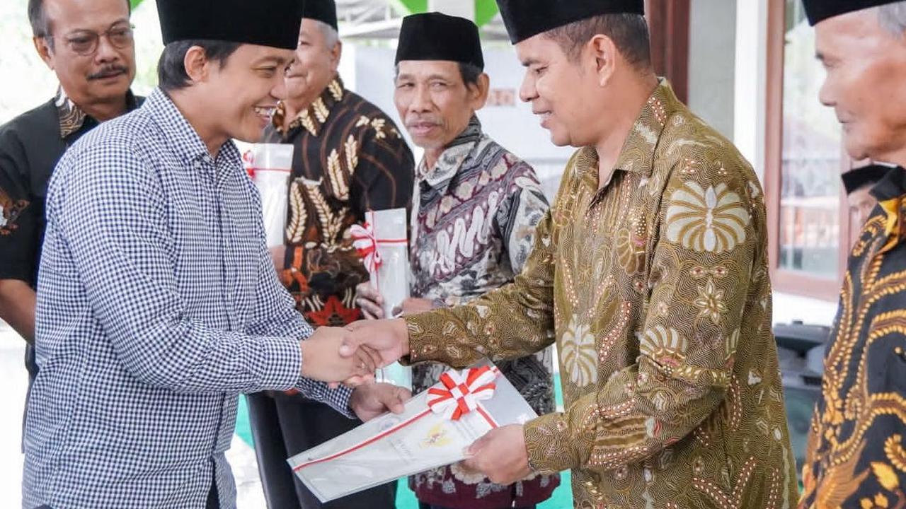 Wakil Menteri Agraria dan Tata Ruang/Badan Pertanahan Nasional (ATR/BPN), Raja Juli Antoni menyerahkan sertifikat tanah wakaf di Magelang, Jawa Tengah pada Kamis, 20 Juli 2023.