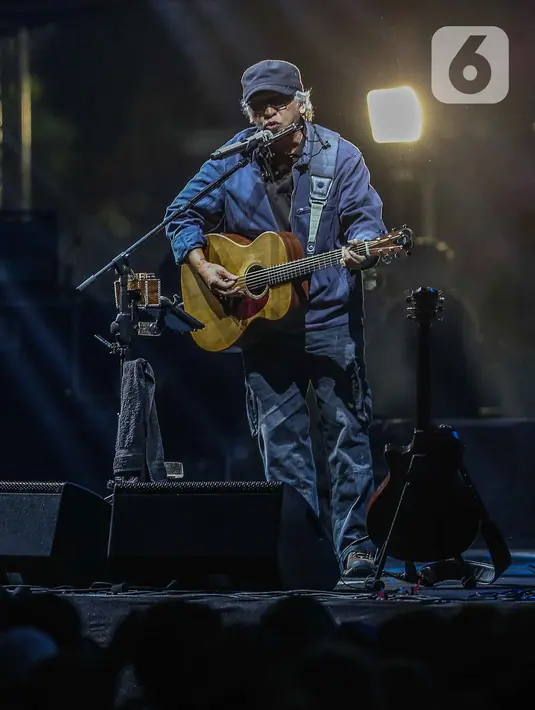 Musisi Iwan Fals tampil pada hari kedua Synchronize Fest 2019 di Gambir Expo, Kemayoran, Jakarta, Sabtu (5/10/2019). Iwan Fals mengejutkan pengunjung Synchronize Fest 2019 karena kehadirannya tidak sesuai jadwal. (Liputan6.com/Faizal Fanani)