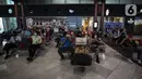 Calon penumpang pesawat menunggu pemberangkatan di Terminal 2 Bandara Soekarno Hatta, Tangerang, Banten, Rabu (5/5/2021). Pengelola Bandara Soekarno Hatta mencatat pergerakan penumpang pada H-1 jelang larangan mudik. (Liputan6.com/Johan Tallo)