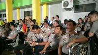Aparat kepolisian memenuhi tribune Stadion Gelora Bangkalan, Madura, saat Madura United bertanding melawan Bhayangkara FC pada Rabu (8/11/2017). (Bola.com/Instagram Madura United)