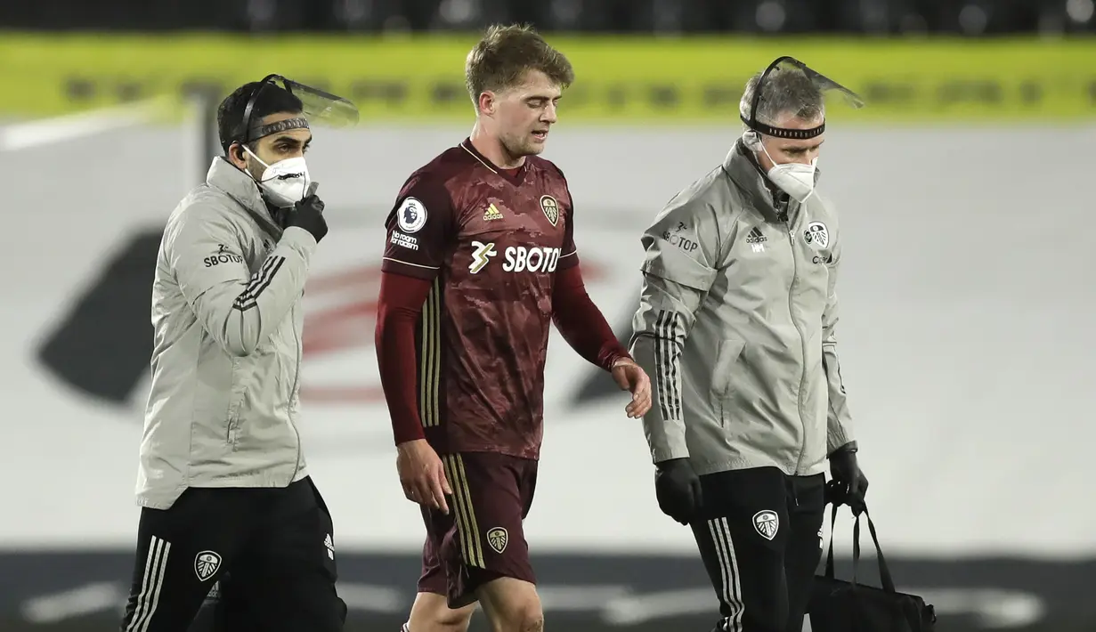 Striker Leeds United, Patrick Bamford (tengah) berjalan meninggalkan lapangan usai mengalami cedera saat melawan Fulham dalam laga lanjutan Liga Inggris 2020/2021 pekan ke-29 di Craven Cottage, London, Jumat (19/3/2021). Leeds United menang 2-1 atas Fulham. (AP/Matt Dunham/Pool)