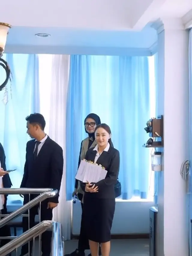 7 Potret Sidang Skripsi Sandrina IMB, Penampilannya Tuai Banyak Sorotan