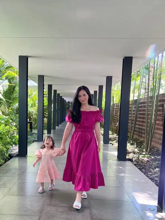 Tampil kompak dengan outfit serba pink, Asmirandah terlihat menawan mengenakan off shoulder dress warna fuschia. Sementara putrinya mengenakan dress dengan detail puff sleeve warna baby pink. Gemas!  (Instagram/asmirandah89).
