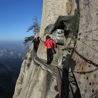 Jalur pendakian di Gunung Huashan, Tiongkok. (wanderingpioneer.com)