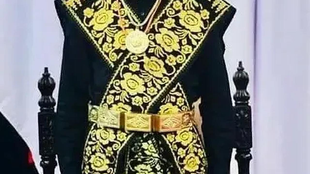 Presiden Jokowi juga pernah mengenakan pakaian adat Sabu asal Nusa Tenggara Timur (NTT) pada sidang tahunan MPR tahun 2020.
