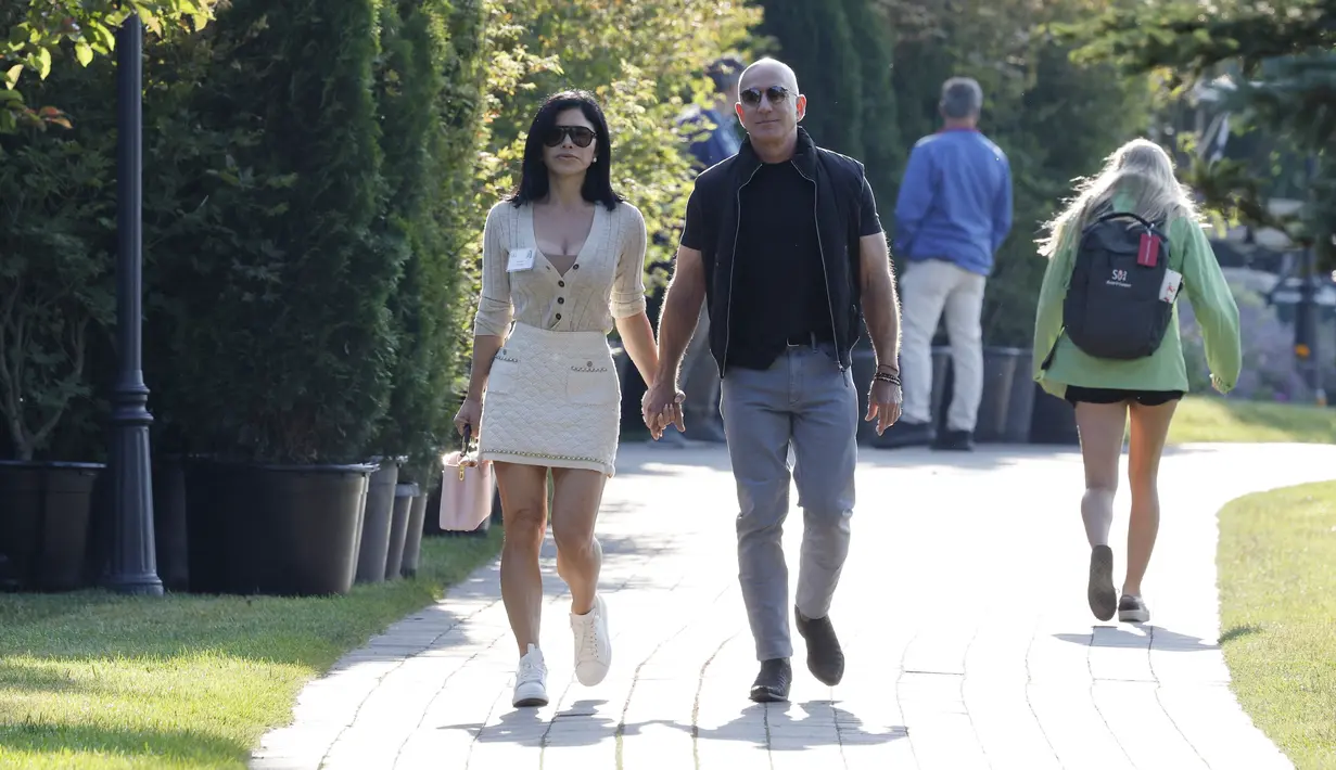 Pendiri Amazon, Jeff Bezos bersama tunangannya Lauren Sanchez menghadiri menghadiri konferensi tahunan Allen & Co Sun Valley di Sun Valley, Idaho pada 10 Juli 2024. (KEVORK DJANSEZIAN / GETTY IMAGES NORTH AMERICA / Getty Images via AFP)