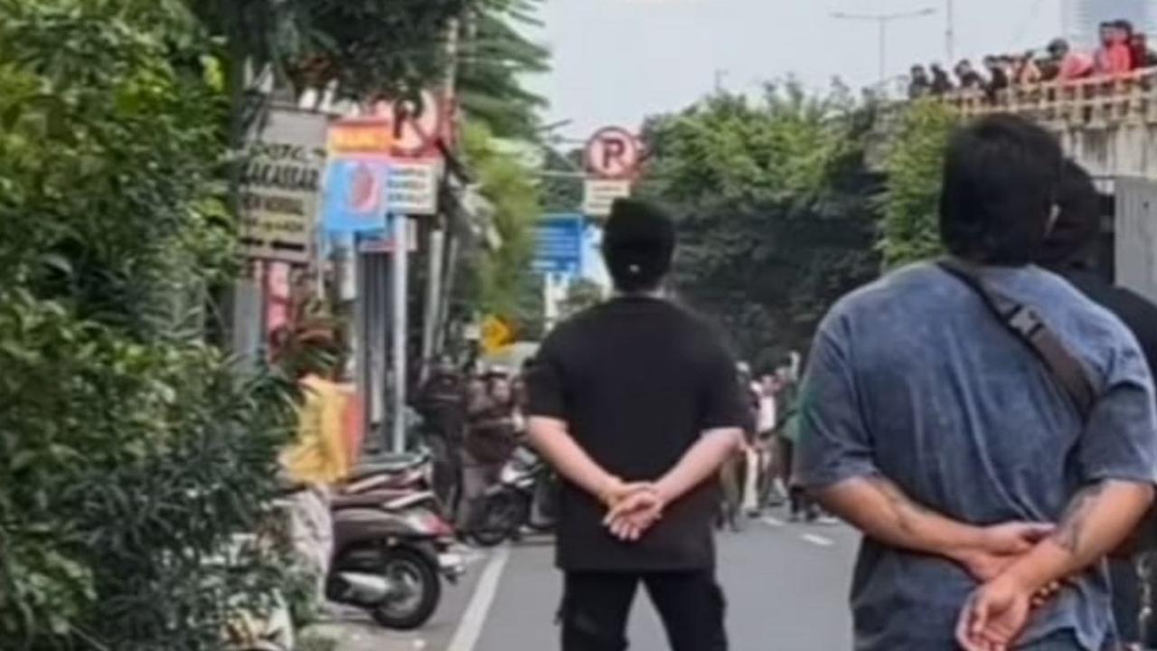 Tak hanya bentrok fisik, Laurendra bercerita tidak jarang saat menghimbau pengendara yang melawan arus acap kali menerima caci maki.<br>