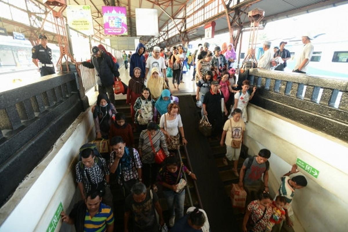 H+4 Lebaran, pemudik mulai padati Stasiun Pasar Senen