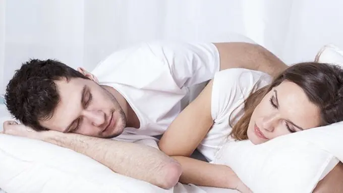 Perbedaan tidur pria dan wanita/copyright Shutterstock.com