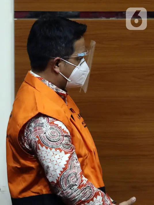 Dirjen Bina Keuangan Daerah Kemendagri periode Juli 2020 s/d November 2021, M Ardian Noervianto jelang rilis penahanan di Gedung KPK, Jakarta, Rabu (2/2/2022). M Ardian N merupakan tersangka dugaan suap terkait pengajuan dana PEN untuk Kab Kolaka Timur 2021. (Liputan6.com/Helmi Fithriansyah)