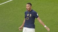 Penyerang Prancis Kylian Mbappe berselebrasi setelah mencetak gol ke gawang Polandia pada babak 16 besar Piala Dunia 2022 di Stadion Al Thumama, Doha, Qatar, Minggu, 4 Desember 2022. (AP Photo/Luca Bruno)
