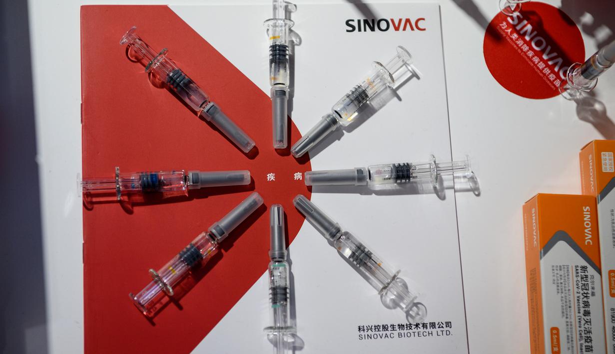 Kandidat vaksin Sinovac Biotech LTD untuk virus corona Covid-19 diperlihatkan dalam Pameran Internasional China untuk Perdagangan Jasa (CIFTIS) di Beijing pada 6 September 2020. Untuk pertama kalinya, China akhirnya resmi memamerkan produk dalam negeri vaksin COVID-19. (NOEL CELIS/AFP)