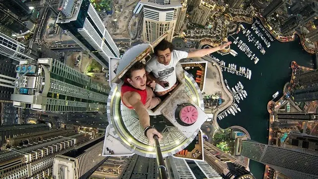 Selfie Terekstrem yang Dilakukan di Puncak Gedung Pencakar Langit