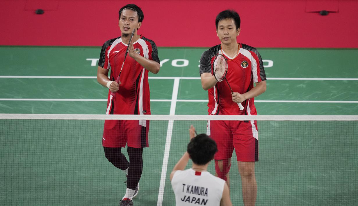 Ganda putra Indonesia Mohammad Ahsan / Hendra Setiawan berselebrasi setelah mengalahkan Takeshi Kamura / Keigo Sonoda dari Jepang di Musashino Forest Sports Plaza, Kamis (29/7/2021). Ahsan / Hendra merebut tiket empat besar usai menang 21-14, 16-21, 21-9. (AP Photo/Dita Alangkara)
