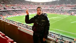 Pada awal Januari 2019 lalu, Nia Ramadhani menghabiskan momen tahun baru di London. Meski mengaku tak paham, Nia diajak sang ayah mertua, Aburizal Bakrie dan suami, Ardi Bakrie menonton pertandingan sepakbola Arsenal VS Fulham secara langsung di Stadion Emirates. (Liputan6.com/IG/@ramadhaniabakrie)