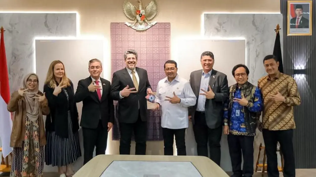 Ketua Umum Asosiasi Bursa Kerja Indonesia (ABKI), Mohsein Saleh Badegel (ketiga dari kanan) dan  Menteri Ekonomi Kreatif, Teuku Riefky Harsya (keempat dari kanan) (Istimewa)