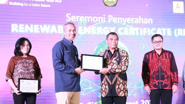 Sinar Mas Land dan PT PLN (Persero) menandatangani penggunaan Energi Baru Terbarukan (EBT) melalui penggunaan sertifikat EBT atau Renewable Energy Certificate (REC). (Dok Sinar Mas)
