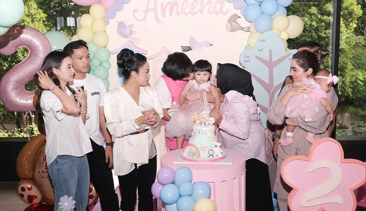 Sambil menggendong Azzura, Ashanty kenakan set yang nyaman berwarna cokelat muda [@attahalilintar]