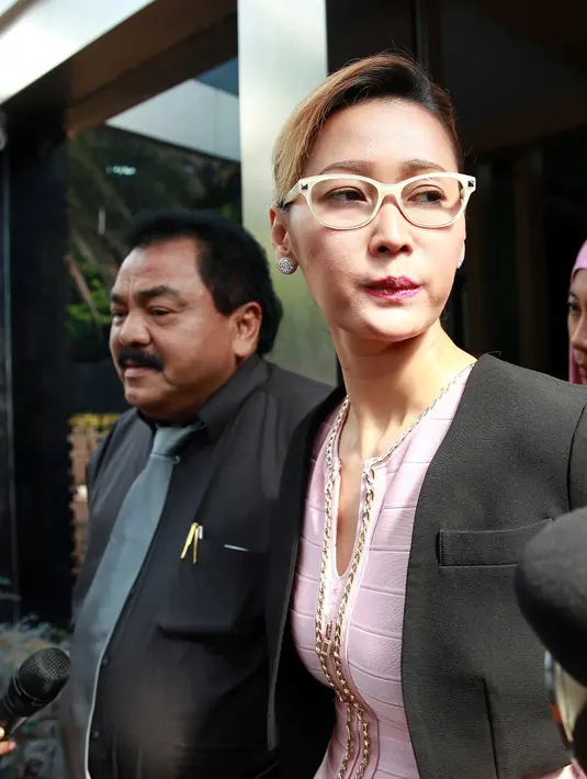 Pedangdut Inul Daratisa kesal dengan ulah Andar Situmorang yang menyebut dirinya memiliki suami berwarganegara Korea. (Deki Prayoga/Bintang.com)