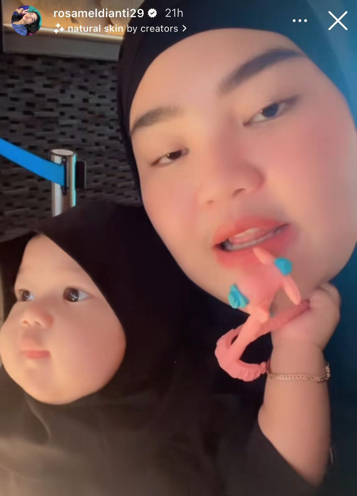 Mengawali Tahun dengan Umroh, Rosa Meldianti Keponakan Dewi Perssik Bagikan Potret Hangat Bersama Suami dan Anak