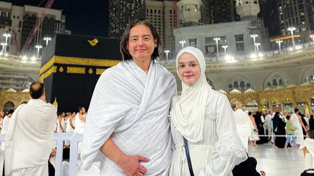 6 Momen Roger Danuarta dan Cut Meyriska saat Umrah Bersama 2 Anaknya, Berdoa sampai Nangis di Depan Ka'bah